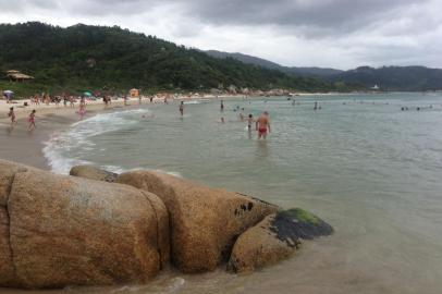  FOTO PARA ONLINE. Criança morre após explosão de foguete em praia na Grande Florianópolis. Foto na Praia das Cordas, local da morte do menino.