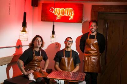  PORTO ALEGRE, RS, BRASIL, 06-07-2015. Pedro Bergamaschi, Ricardo Guttler e Marcio Callage. Novo lugar para comer hamburguer na rua Hilário Ribeiro, o  20/09 abre as portas. (Foto Andréa Graiz/Agência RBS, Rede Social).