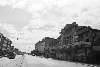  Avenida Benjamin Constant, bairro Floresta , em 1977.Fachada do Cine Rosário (Av. Benjamin Constant, 305). #Envelope: 123700