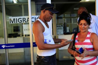  CHUÍ, RS, BRASIL, 06-01-2018: Imigrantes cubanos Carlos Luis Torres Molina e Ivon Rodriguez Perez, no Chuí. Eles deixaram a família em Cuba e pretendiam ir para o Uruguai. Agora estão avaliando arranjar trabalho no Brasil e pedir refúgio. (Foto: Mateus Bruxel / Agência RBS)