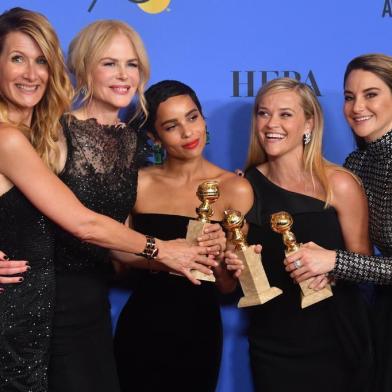 (L-R) Actresses Laura Dern, Nicole Kidman, Zoe Kravitz, Reese Witherspoon and Shailene Woodley pose with the Best Television Limited Series or Motion Picture Made for Television throphy for Big Little Liesduring the 75th Golden Globe Awards on January 7, 2018, in Beverly Hills, California. / AFP PHOTO / Frederic J. BROWN