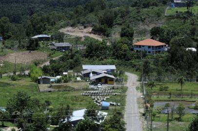  CAXIAS DO SUL, RS, BRASIL, 04/01/2018 - Liminar da Justiça determina que moradores do loteamento Altos de Galópolis permaneçam no local até que a situação judicial se regularize. O problema na região é que alguns terrenos vendidos de forma irregular. (Marcelo Casagrande/Agência RBS)