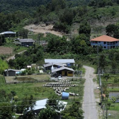  CAXIAS DO SUL, RS, BRASIL, 04/01/2018 - Liminar da Justiça determina que moradores do loteamento Altos de Galópolis permaneçam no local até que a situação judicial se regularize. O problema na região é que alguns terrenos vendidos de forma irregular. (Marcelo Casagrande/Agência RBS)