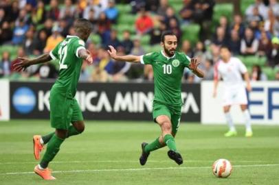 Mohammed Al Sahlawi (right) shoots to score for Saudi Arabia as Hassan Muath Fallatah looks on during their Asian Cup match against North Korea in Melbourne on January 14, 2015 ©Mal Fairclough (AFP)