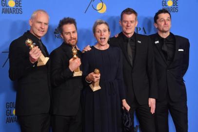 75th Annual Golden Globe Awards - Press RoomMartin McDonagh, Sam Rockwell, Frances McDormand, Graham Broadbent and Peter Czernin pose with the award for Best Motion Picture Drama for Three Billboards Outside Ebbing, Missouri during the 75th Golden Globe Awards on January 7, 2018, in Beverly Hills, California. / AFP PHOTO / Frederic J. BROWNEditoria: ACELocal: Beverly HillsIndexador: FREDERIC J. BROWNSecao: televisionFonte: AFPFotógrafo: STF