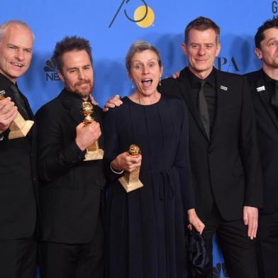 75th Annual Golden Globe Awards - Press RoomMartin McDonagh, Sam Rockwell, Frances McDormand, Graham Broadbent and Peter Czernin pose with the award for Best Motion Picture Drama for Three Billboards Outside Ebbing, Missouri during the 75th Golden Globe Awards on January 7, 2018, in Beverly Hills, California. / AFP PHOTO / Frederic J. BROWNEditoria: ACELocal: Beverly HillsIndexador: FREDERIC J. BROWNSecao: televisionFonte: AFPFotógrafo: STF