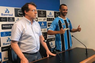 Thaciano e Paulo Miranda, novos reforços do Grêmio, em apresentação oficial