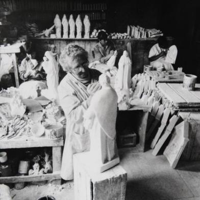  CAXIAS DO SUL, RS, BRASIL (05/01/2018). Atelier Michelangelo Zambelli. Na foto, a escultora Valesca Reis retoca imagens sacras.  Pub: 12/02/1992 (Roni Rigon/Pioneiro).