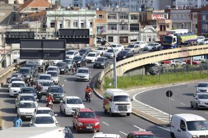  PORTO ALEGRE, RS, BRASIL - 22/12/2017 - Trânsito na saída da Capital para o feriado de Natal. Saída do Túnel da Conceição. (André Feltes/Especial)