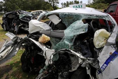  SANTA VITÓRIA DO PALMAR, RS, BRASIL, 06-01-2018: Destroços do táxi e do Fiesta envolvidos no acidente que causou a morte de sete pessoas na BR-471. Entre as vítimas, quatro cubanos, três mortos e um sobrevivente, internado na UTI da Santa Casa de Rio Grande. (Foto: Mateus Bruxel / Agência RBS)