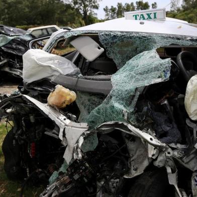  SANTA VITÓRIA DO PALMAR, RS, BRASIL, 06-01-2018: Destroços do táxi e do Fiesta envolvidos no acidente que causou a morte de sete pessoas na BR-471. Entre as vítimas, quatro cubanos, três mortos e um sobrevivente, internado na UTI da Santa Casa de Rio Grande. (Foto: Mateus Bruxel / Agência RBS)