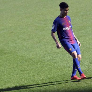 Barcelona's new Brazilian midfielder Philippe Coutinho kicks a ball during his official presentation in Barcelona on January 8, 2018. Philippe Coutinho officially joined Barcelona today, completing a move from Liverpool thought to be worth 160 million euros ($192 million), making it the third richest transfer in history. / AFP PHOTO / LLUIS GENE