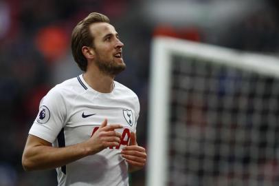  Tottenham Hotspur's English striker Harry Kane reacts after missing a chance during the English Premier League football match between Tottenham Hotspur and Southampton at Wembley Stadium in London, on December 26, 2017. / AFP PHOTO / Adrian DENNIS / RESTRICTED TO EDITORIAL USE. No use with unauthorized audio, video, data, fixture lists, club/league logos or 'live' services. Online in-match use limited to 75 images, no video emulation. No use in betting, games or single club/league/player publications.  / Editoria: SPOLocal: LondonIndexador: ADRIAN DENNISSecao: soccerFonte: AFPFotógrafo: STF