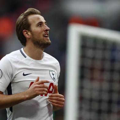  Tottenham Hotspurs English striker Harry Kane reacts after missing a chance during the English Premier League football match between Tottenham Hotspur and Southampton at Wembley Stadium in London, on December 26, 2017. / AFP PHOTO / Adrian DENNIS / RESTRICTED TO EDITORIAL USE. No use with unauthorized audio, video, data, fixture lists, club/league logos or live services. Online in-match use limited to 75 images, no video emulation. No use in betting, games or single club/league/player publications.  / Editoria: SPOLocal: LondonIndexador: ADRIAN DENNISSecao: soccerFonte: AFPFotógrafo: STF