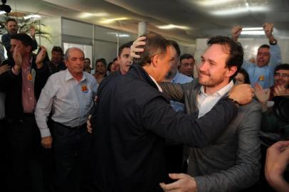 CAXIAS DO SUL, RS, BRASIL 30/10/2016O Candidato a prefeito de Caxias do Sul Edson Néspolo do PDT perde no segundo turno das eleições 2016. Néspolo faz prônunciamento para os militantes e colaoradores no comitê de campanha na rua Sinimbu. (Felipe Nylad/Agêcia RBS)