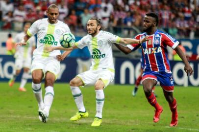 BAHIA X CHAPECOENSEBA - BAHIA/CHAPECOENSE - ESPORTES - Apodi da Chapecoense e Mendoza do Bahia em lance de jogo durante Bahia x Chapecoense, realizado neste Domingo (26) partida valida pela 37ª rodada do Campeonato Brasileiro 2017 realizado na Arena Fonte Nova em Salvador, BA. 26/11/2017 - Foto: TIAGO CALDAS/FOTOARENA/FOTOARENA/ESTADÃO CONTEÚDOEditoria: ESPORTESLocal: SALVADORIndexador: TIAGO CALDASFonte: 1436159Fotógrafo: FOTOARENA