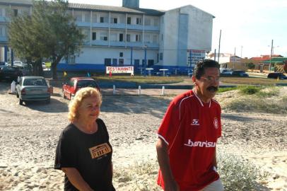 Ambiental de praiaMinistro Olivio Dutra descansa com sua mulher Judit na praia de rainha do mar,ao fundo colonia de férias do Banrisul onde eles estão hospedados