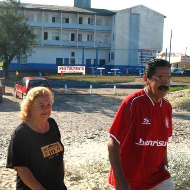 Ambiental de praiaMinistro Olivio Dutra descansa com sua mulher Judit na praia de rainha do mar,ao fundo colonia de férias do Banrisul onde eles estão hospedados