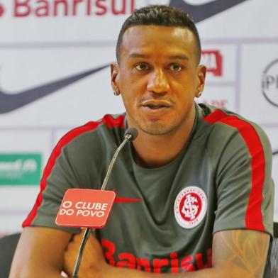  PORTO ALEGRE, RS, BRASIL 06/01/2018 - Treino Internacional - coletiva Edenilson. (FOTO: ROBINSON ESTRÁSULAS/AGÊNCIA RBS)