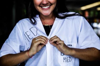  FLORIANOPOLIS, SC, BRASIL, 09.01.2018: Estudantes comemoram o resultado do vestibular da UFSC. Na foto, Leticia que passou para Medicina (Foto: Diorgenes Pandini/Diario Catarinense )Indexador: Diorgenes Pandini