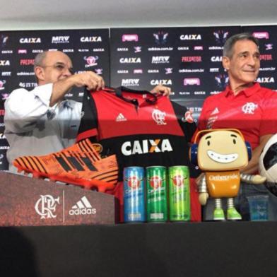 Carpegiani sendo apresentado no Flamengo