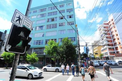  CAXIAS DO SUL, RS, BRASIL, 09/01/2018. Para tentar reduzir o número de atropelamentos em Caxias, que subiram mais de 50% em 2017 na comparação com o ano anterior, a prefeitura deve concluir nesta semana a instalação de placas de sinalização exclusivas para pedestres em 10 pontos da área central da cidade. Os cruzamentos da Rua Sinimbu com as ruas Moreira César, Marechal Floriano e Garibaldi foram os primeiros a contar com as novas placas. Outros sete cruzamentos considerados críticos em relação aos pedestres também devem receber os alertas. Na foto, Sinimbu esquina com Moreira César. (Porthus Junior/Agência RBS)