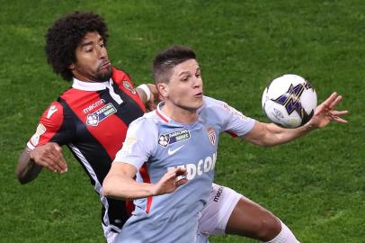 Monacos Argentinian forward Guido Carrillo (R) fights for the ball with Nices Brazilian defender Dante (L) during the French League Cup football match between Nice and Monaco at The Allianz Riviera Stadium in Nice on January 9, 2018.   / AFP PHOTO / VALERY HACHE