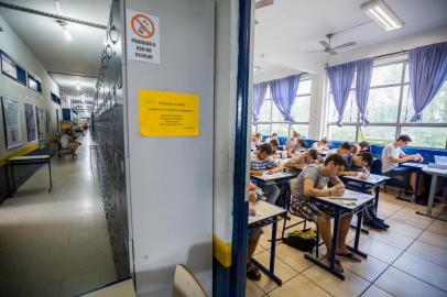  PORTO ALEGRE, RS, BRASIL, 10/01/2018 : Último dia do Vestibular da UFRGS.  Colégio Parobé (Omar Freitas/Agência RBS)Indexador: Omar Freitas