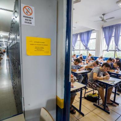  PORTO ALEGRE, RS, BRASIL, 10/01/2018 : Último dia do Vestibular da UFRGS.  Colégio Parobé (Omar Freitas/Agência RBS)Indexador: Omar Freitas