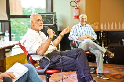 O lançamento contou com um bate-papo entre o autor e o instrutor de pilotagem André Vargas no Royal Black Pub na terça-feira (9). NA FOTO: