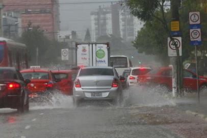  PORTO ALEGRE, RS, BRASIL 10/01/2018 - Chuva  -  Ruas de Porto Alegre. (FOTO: ROBINSON ESTRÁSULAS/AGÊNCIA RBS)