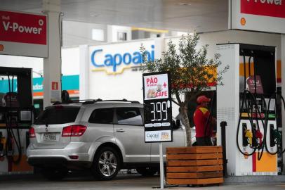  CAXIAS DO SUL, RS, BRASIL, 10/01/2018. Posto Capoani, da Capoani Rede de Serviços, no bairro Santa Lúcia, na Rua Jacob Luchesi, confunde motoristas com o valor de produtos apresentado em placas como é comum ser apresentado o valor do combustível. Nas placas, pão de queijo + café por R$ 3,99, cerveja Budweiser por R$ 3,99, e água mineral por R$ 1,99. (Diogo Sallaberry/Agência RBS)