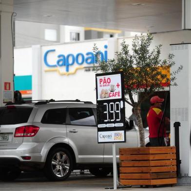  CAXIAS DO SUL, RS, BRASIL, 10/01/2018. Posto Capoani, da Capoani Rede de Serviços, no bairro Santa Lúcia, na Rua Jacob Luchesi, confunde motoristas com o valor de produtos apresentado em placas como é comum ser apresentado o valor do combustível. Nas placas, pão de queijo + café por R$ 3,99, cerveja Budweiser por R$ 3,99, e água mineral por R$ 1,99. (Diogo Sallaberry/Agência RBS)