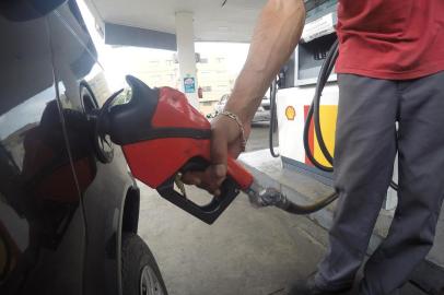  CAXIAS DO SUL, RS, BRASIL, 16/11/2016. Apesar da Petrobras anunciar duas baixas no valor da gasolina em menos de um mês, consumidor de Caxias quase não notou quedas. Posto LC foi um dos poucos que reduziu o valor, passando de R$ 3,877 para R$ 3,799. (Porthus Junior/Pioneiro)