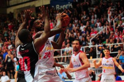  CAXIAS DO SUL, RS, BRASIL, 10/01/2018. Caxias do Sul Basquete x Vasco, jogo válido pelo NBB10 e realizado no ginásio do Vascão, em Caxias do Sul. (Porthus Junior/Agência RBS)