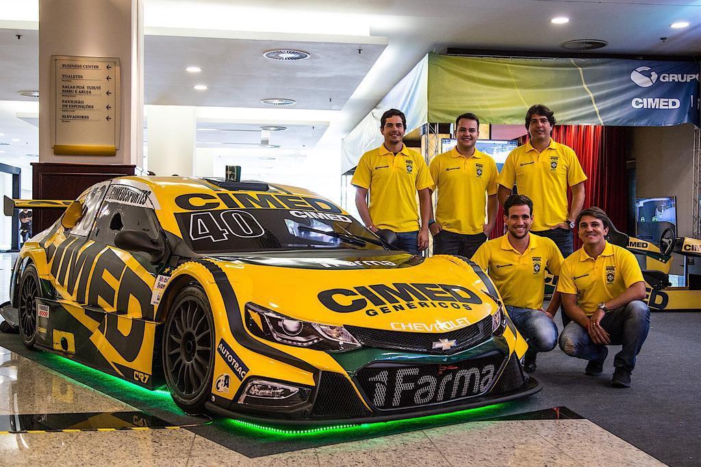 Corrida De Carros Empolgada Imagem de Stock - Imagem de sorriso