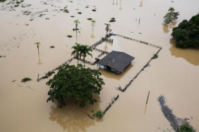  Chuva intensa causa estragos em Florianópolis. Bairro: Ratones. (FOTO: TIAGO GHIZONI/DIÁRIO CATARINENSE - FLORIANÓPOLIS, SANTA CATARINA, BRASIL - 11/01/2017)