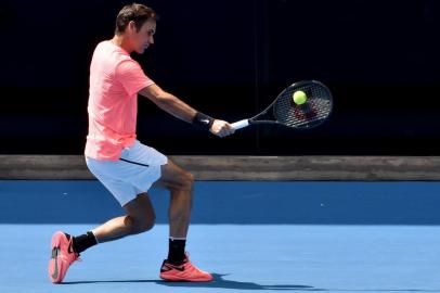 Switzerlands Roger Federer hits a return during a training session ahead of the Australian Open tennis tournament in Melbourne on January 11, 2018. / AFP PHOTO / PAUL CROCK / IMAGE RESTRICTED TO EDITORIAL USE - STRICTLY NO COMMERCIAL USE