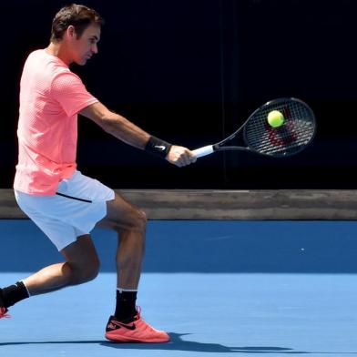 Switzerlands Roger Federer hits a return during a training session ahead of the Australian Open tennis tournament in Melbourne on January 11, 2018. / AFP PHOTO / PAUL CROCK / IMAGE RESTRICTED TO EDITORIAL USE - STRICTLY NO COMMERCIAL USE