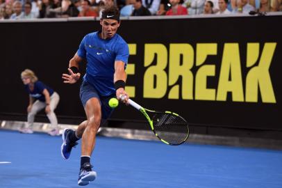 Rafael Nadal of Spain hits a forehand return during his Tie Break Tens tennis tournament match against Lleyton Hewitt of Australia in Melbourne on January 10, 2018. / AFP PHOTO / WILLIAM WEST / -- IMAGE RESTRICTED TO EDITORIAL USE - STRICTLY NO COMMERCIAL USE --