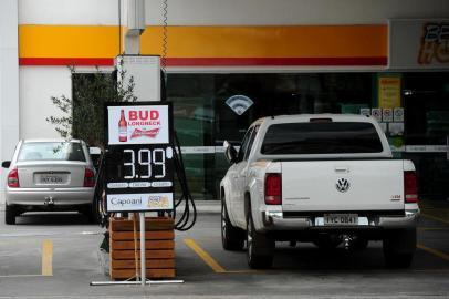  CAXIAS DO SUL, RS, BRASIL, 10/01/2018. Posto Capoani, da Capoani Rede de Serviços, no bairro Santa Lúcia, na Rua Jacob Luchesi, confunde motoristas com o valor de produtos apresentado em placas como é comum ser apresentado o valor do combustível. Nas placas, pão de queijo + café por R$ 3,99, cerveja Budweiser por R$ 3,99, e água mineral por R$ 1,99. (Diogo Sallaberry/Agência RBS)