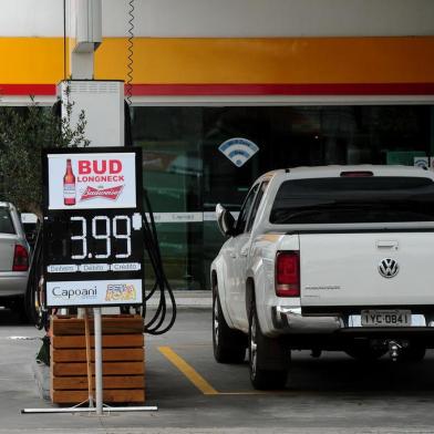  CAXIAS DO SUL, RS, BRASIL, 10/01/2018. Posto Capoani, da Capoani Rede de Serviços, no bairro Santa Lúcia, na Rua Jacob Luchesi, confunde motoristas com o valor de produtos apresentado em placas como é comum ser apresentado o valor do combustível. Nas placas, pão de queijo + café por R$ 3,99, cerveja Budweiser por R$ 3,99, e água mineral por R$ 1,99. (Diogo Sallaberry/Agência RBS)