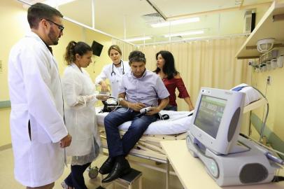 PORTO ALEGRE, RS, BRASIL, 09-01-2018: O paciente Flávio Paim Batista durante consulta no Hospital de Clínicas de Porto Alegre. Ele sofre com problemas cardíacos e teve um aparelho ligado ao coração, o HeartMate II, que lhe permite viver melhor. (Foto: Mateus Bruxel / Agência RBS)