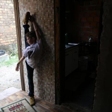  CANOAS-RS-BR 21.12.2017  O bailarino Brian Soares dos Santos, 12 anos, morador do Bairro Rio Branco, em Canoas, foi selecionado para estudar na escola de dança Bolshoi, em Joinville, Santa Catarina. Em janeiro, ele e a família se mudarão para o novo Estado em busca do sonho do menino. FOTÓGRAFO: TADEUVILANI AGÊNCIARBS DG Geral