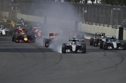  Mercedes AMG Petronas F1 Team driver British Lewis Hamilton (C) leads the scuad during the Formula One Mexico Grand Prix race at the Hermanos Rodriguez circuit in Mexico City on October 30, 2016. / AFP PHOTO / YURI CORTEZEditoria: SPOLocal: Mexico CityIndexador: YURI CORTEZSecao: motor racingFonte: AFPFotógrafo: STF