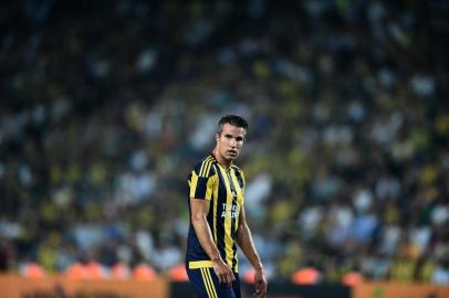 Fenerbahces Dutch forward Robin Van Persie reacts during the UEFA Champions League third qualifying round first leg football match between Fenerbahce and Shakhtar Donetsk at the Sukru Saracoglu Stadium on July 28, 2015 in Istanbul. The match ended 0-0. AFP PHOTO / OZAN KOSE