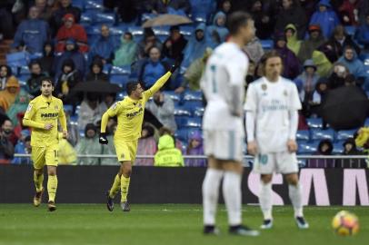 Villarreals Spanish midfielder Pablo Fornals (C) celebrates after scoring a goal during the Spanish league football match between Real Madrid and Villarreal at the Santiago Bernabeu Stadium in Madrid on January 13, 2018. / AFP PHOTO / GABRIEL BOUYS