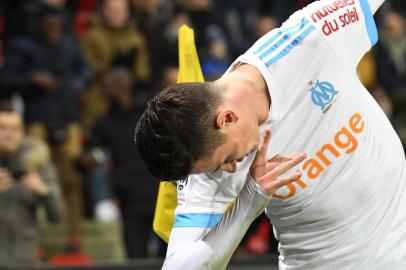 Olympique de Marseilles French midfielder Florian Thauvin (R) celebrates after scoring a goal during the French L1 football match Rennes vs Marseille on January 13, 2018 at the Roazhon park stadium in Rennes, western France. / AFP PHOTO / DAMIEN MEYER