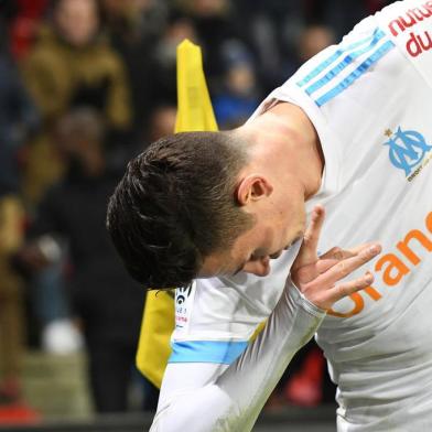 Olympique de Marseilles French midfielder Florian Thauvin (R) celebrates after scoring a goal during the French L1 football match Rennes vs Marseille on January 13, 2018 at the Roazhon park stadium in Rennes, western France. / AFP PHOTO / DAMIEN MEYER