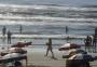 Sol e calor atraem veranistas para a praia neste domingo